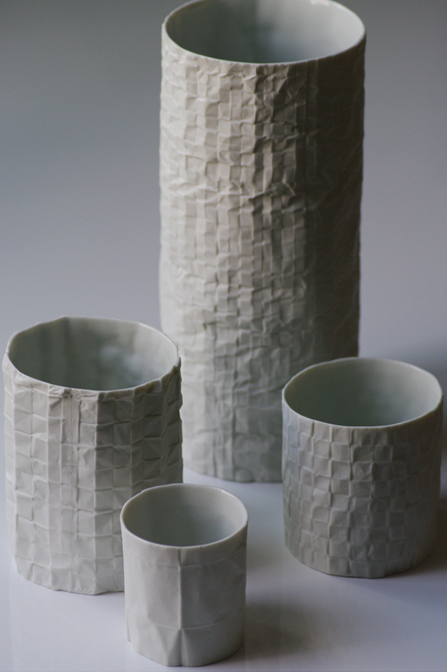 porcelaine coulée, intérieur émail brillant transparent, vases GM ht 24,5 cm, PP ht 11 cm, mugs GM ht 8,5 cm, PP ht 7 cm.